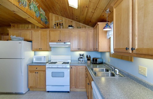 Camp Ellis House | The Boathouse Cottage is a beachfront family retreat