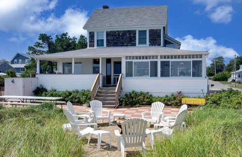 Camp Ellis House | The Boathouse Cottage is a beachfront family retreat