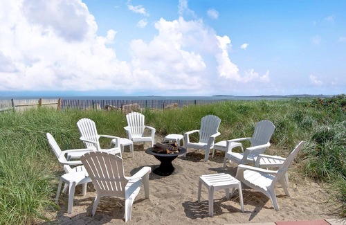 Camp Ellis House | The Boathouse Cottage is a beachfront family retreat