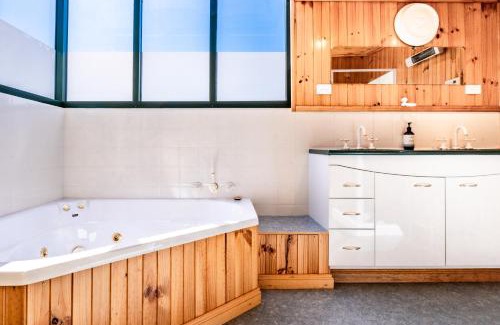 Coles Bay House | The Boathouse - Freycinet Holiday Houses