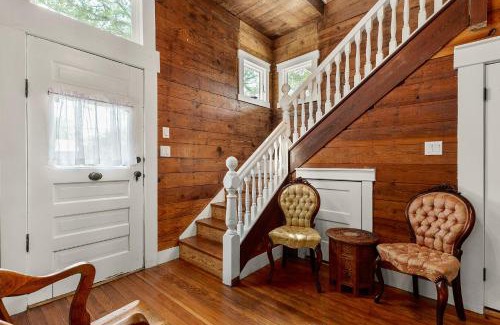 Seguin House | The Bowie Grand - Historic Comfort in Seguin