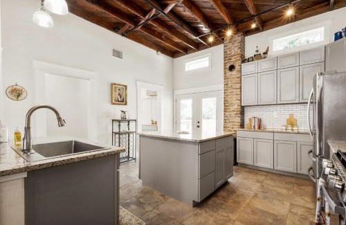 Seguin House | The Bowie Grand - Historic Comfort in Seguin
