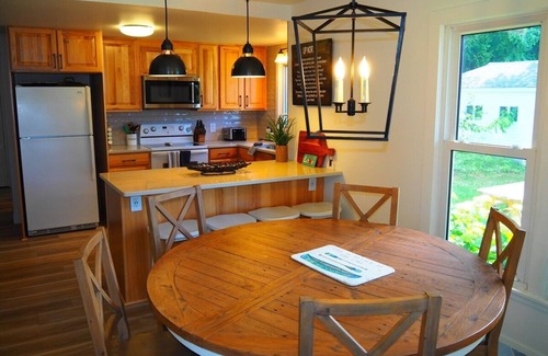 Frankfort Cottage | The Bright and Breezy - Lakefront with Spa!