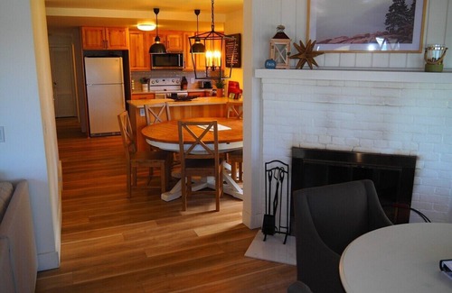 Frankfort Cottage | The Bright and Breezy - Lakefront with Spa!