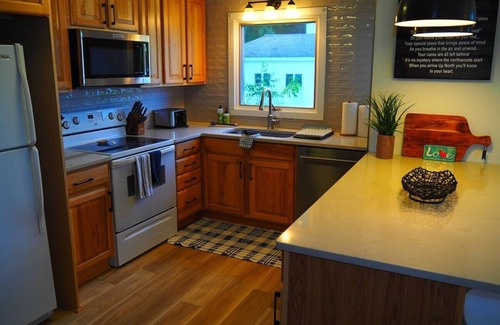 Frankfort Cottage | The Bright and Breezy - Lakefront with Spa!