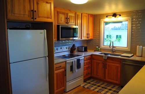 Frankfort Cottage | The Bright and Breezy - Lakefront with Spa!