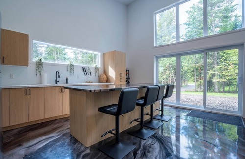 La Patrie House | The Bright Star |Hot Tub| Pool Table | Pool |River