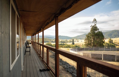 Roseburg Apartment | the Bunkhouse coyote- Private Studio Retreat Room