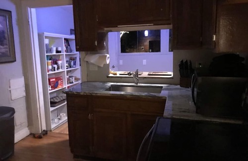 Prestonia House | The Camp Taylor Cottage Close to Airport/Downtown