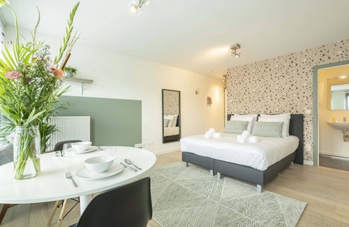 Antwerp Apartment | The Card Room Green Studio