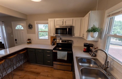 St. Charles Historic District House | The Cardinal Nest A Cozy Cottage on Historic Main Street; Pet Friendly