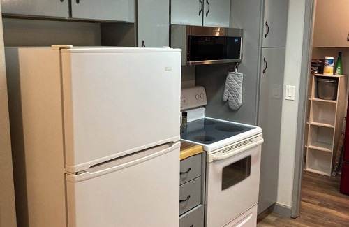 Rainier Apartment | The Carpenter's Cottage- Serene; 2Bed, 1 bath, w/hot tub!
