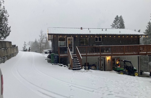 Rainier Apartment | The Carpenter's Cottage- Serene; 2Bed, 1 bath, w/hot tub!
