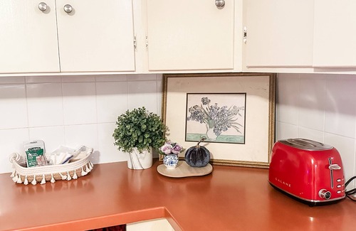 Woodbridge Cottage | The Carriage House at Rose Hill - Minutes to Yale! Dog Friendly!