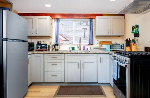 Grass Valley House | The Carriage House- Chic Treetop Loft & Hotub
