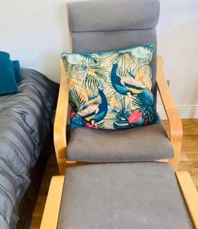 Caversham Apartment | The Cherry Hill Studio - Kitchenette, bathroom, parking and lovely garden