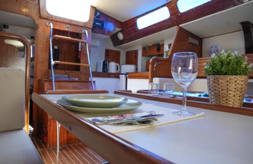 Lisbon Boat Rental | The Classic Sailboat Retreat