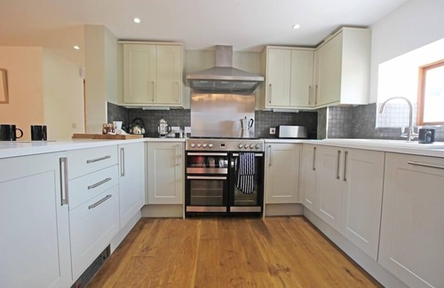 Shadoxhurst House | The Coach House - 5 Star Traditional Barn Conversion In English Countryside