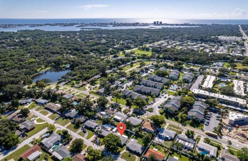 Seminole House | The Coastal Retreat Modern 3BR Home with Beachy Charm