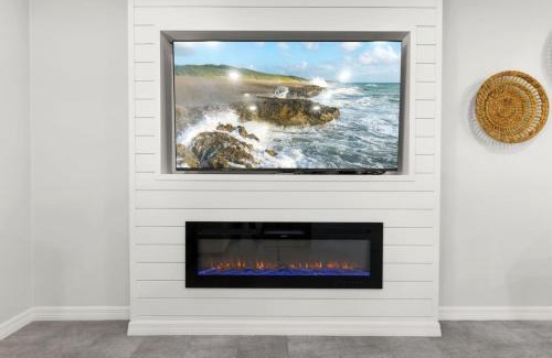 Seminole House | The Coastal Retreat Modern 3BR Home with Beachy Charm