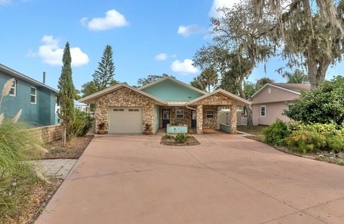 Harbor Oaks House | The Coquina Cottage, a waterfront home just minutes from beach & Ponce Inlet.