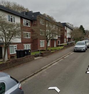 Cyncoed Apartment | The Coral Suite - 2 Bedroom Apartment with 5G Wi-Fi in Lakeside, Cardiff minutes from Roath Park Lake