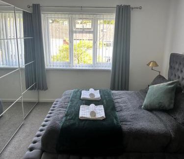Cyncoed Apartment | The Coral Suite - 2 Bedroom Apartment with 5G Wi-Fi in Lakeside, Cardiff minutes from Roath Park Lake