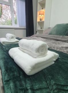 Cyncoed Apartment | The Coral Suite - 2 Bedroom Apartment with 5G Wi-Fi in Lakeside, Cardiff minutes from Roath Park Lake
