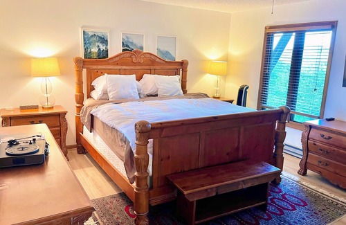 Beech Mountain Cottage | The Cottage at Coffey-7 min to Skiing, Cozy Fireplace, Expansive Mountain Views