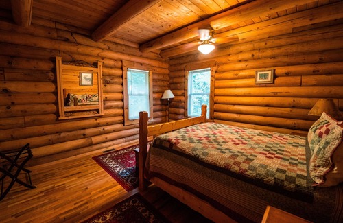 Ferryville Cabin | The Cotton Wood lodge- Romantic, Secluded on Stream in the Driftless- Hot Tub