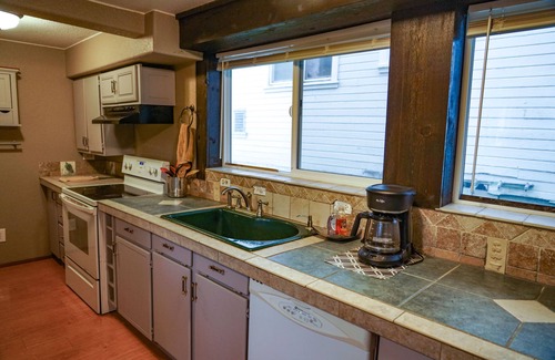 Astoria Condo | The Cove - 2bd 2ba Pet-Friendly Condo
