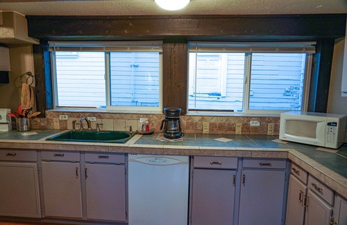 Astoria Condo | The Cove - 2bd 2ba Pet-Friendly Condo