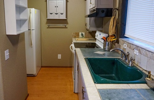 Astoria Condo | The Cove - 2bd 2ba Pet-Friendly Condo