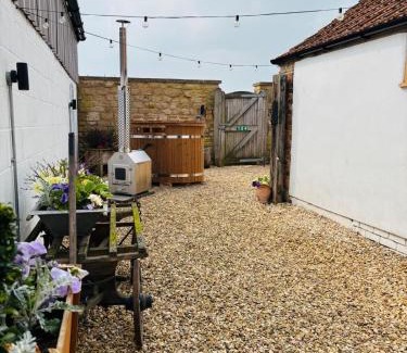 Castle Bytham Apartment | The Cow Shed - Rural Barn Conversion with Hot Tub