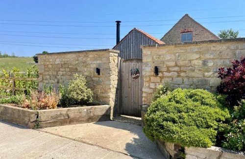 Castle Bytham Apartment | The Cow Shed - Rural Barn Conversion with Hot Tub