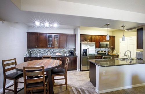 East Mesa Condo | The Coyote Den: King Suite, 2 sparkling pools, ground floor