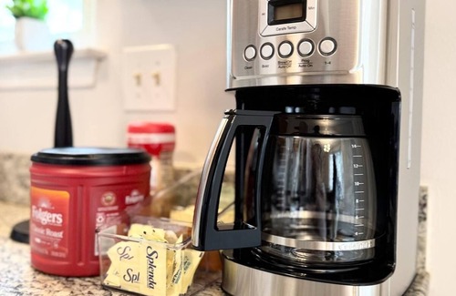 Newark House | The Cozy Corner, 2-bedroom townhome in charming Newark with WiFi, and parking