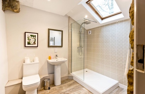 Longnor House | The Crewe & Harpur pub, a unique exclusive self catering venue, sleeps up to 34.