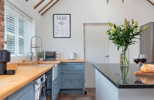 Abbots Bromley Cottage | The Croft Summary: Es