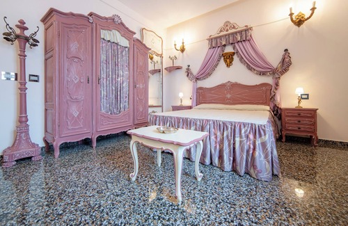 Gallipoli Historic Center House | The Crown Palace