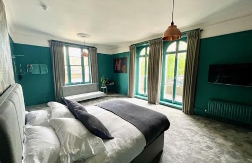 Peninsula Hotel | The Crown Rooms