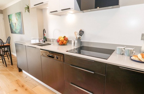 Maenporth Cottage | THE CROWS NEST, family friendly, with pool in Maenporth, Cornwall