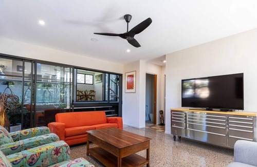 Alexandra Headland House | The Cubby Alex Headlands - only 500m to Beach!