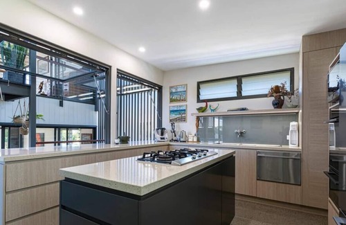 Alexandra Headland House | The Cubby Alex Headlands - only 500m to Beach!