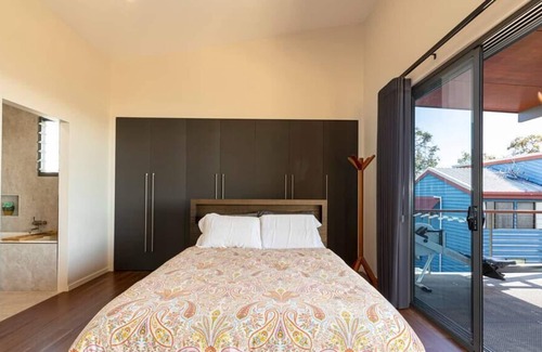 Alexandra Headland House | The Cubby Alex Headlands - only 500m to Beach!