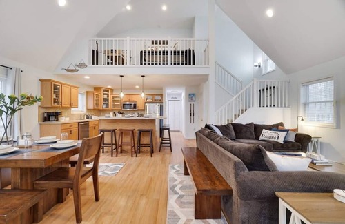 Thornhurst House | The Daydream Chalet: Newly installed hot tub!, The Daydream Chalet: A dream in every season! Enjoy s