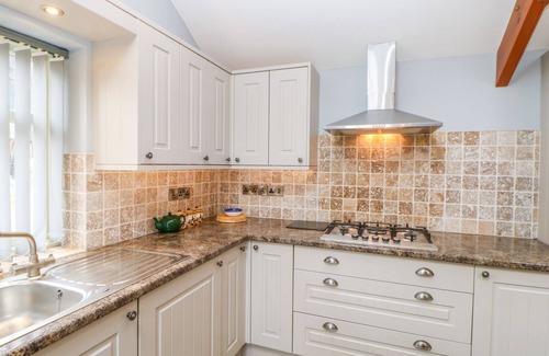 Richmond Cottage | THE DOVE COTE, pet friendly, with hot tub in Brompton-On-Swale