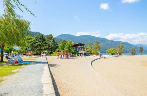 Harrison Hot Springs Apartment | The Driftwalk Walkable to Beach