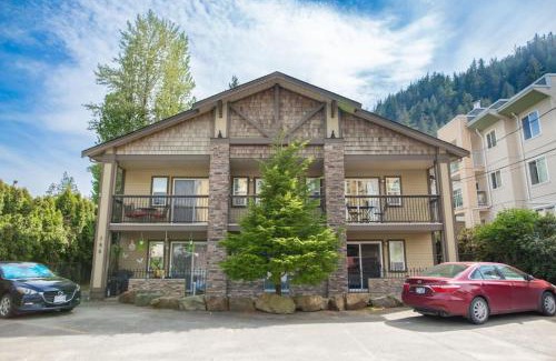 Harrison Hot Springs Apartment | The Driftwalk Walkable to Beach