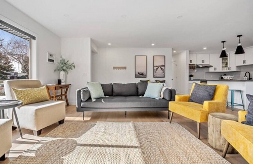 Southeast Calgary Apartment | The Duke| Spacious | Upscale | Close to DT